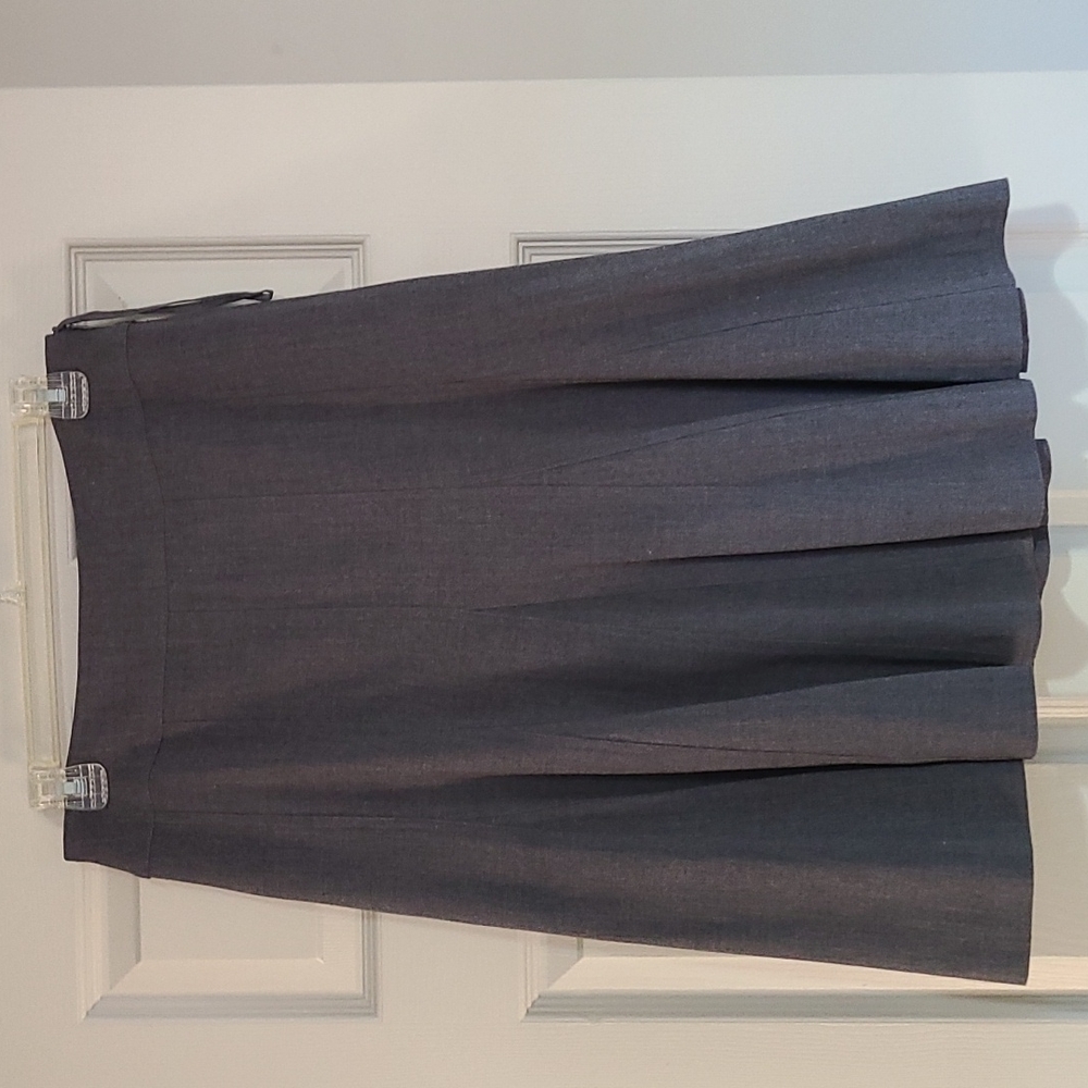 LOVELY gray 12-gore, semi-flared, fully-lined skirt. Crepe wool-like texture. 6
